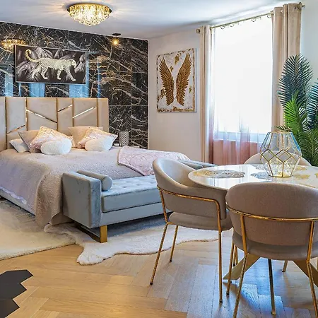Magnifique loft / spa en face de la cathédrale ! Narbona Esterno foto